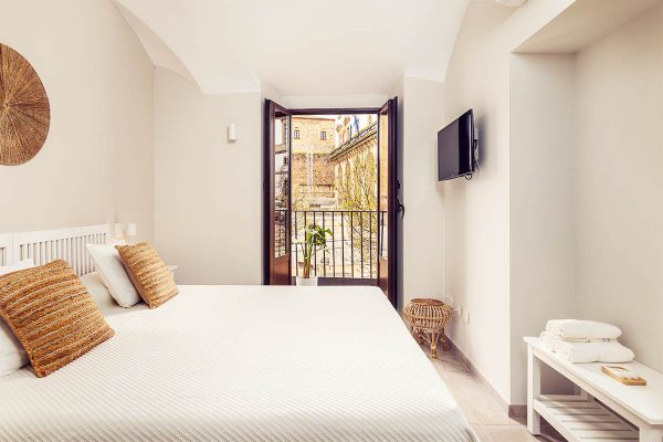 103-roomy-roomy-place-room